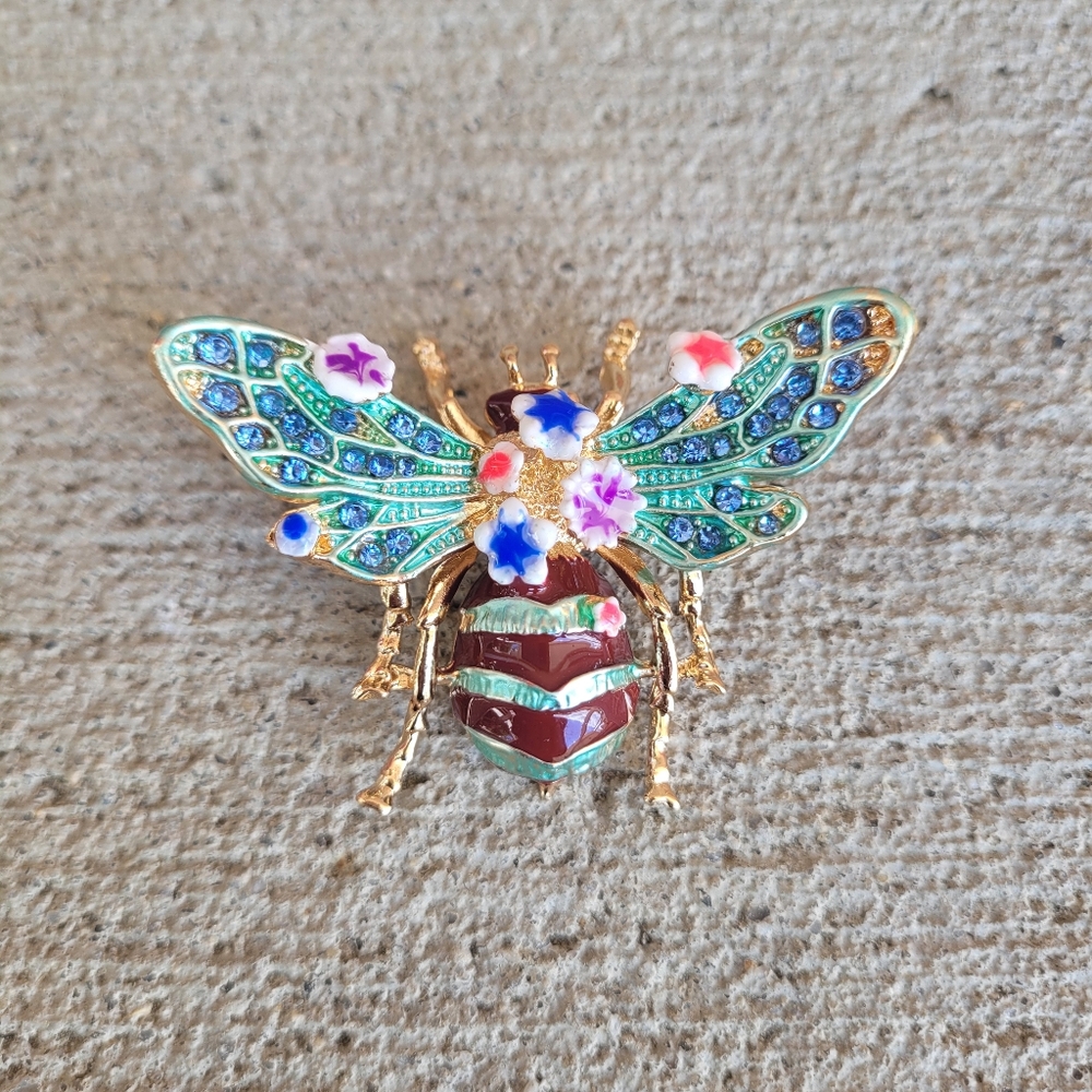 Bee Brooch 🎁NWT